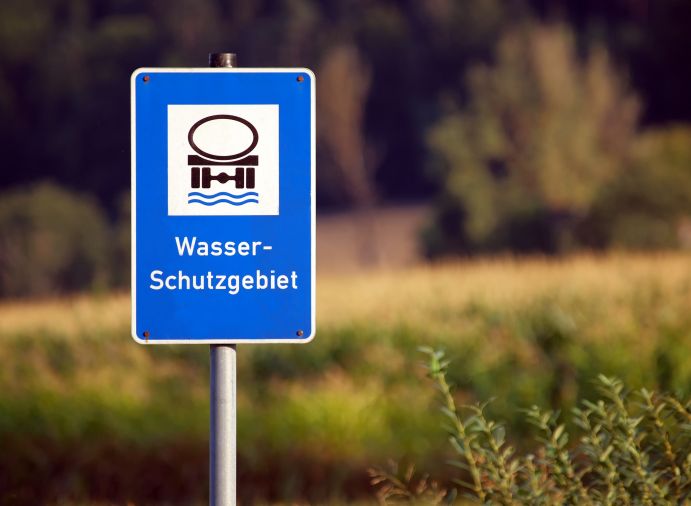 Grundwasserkörper sind in Europa durch hohe Entnahmemengen und Schadstoffeinträge gefährdet. Wasserschutzgebiete dienen dem Ressourcenschutz zur Sicherung der öffentlichen Trinkwasserversorgung.