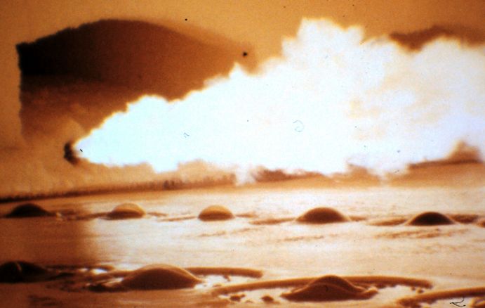 Blick in eine Glasschmelzwanne mit Flamme auf Glasbadoberfläche