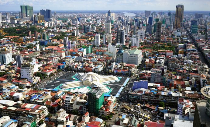 Die Stadt Phnom Penh wächst schnell und ist mit großen Herausforderungen in der Stadtentwicklung konfrontiert. Gleichzeitig bietet sie durch die Offenheit für neue, umweltfreundliche Lösungen großes Potenzial für nachhaltige Veränderungen.