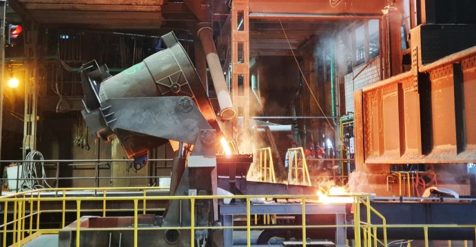 Schlacke bleibt zum Beispiel bei Industrieprozessen als Reststoff zurück. Das Projekt PHöMixBeton prüft, ob dieser als Alternative für Zement zur Betonherstellung verwendet – und somit CO2 reduziert – werden kann. 