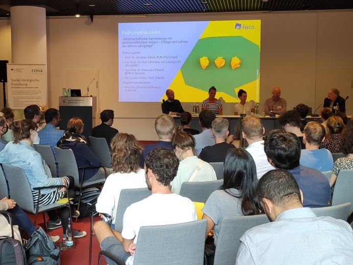 Podiumsdiskussion zum Thema „Wissenschaftliche Karrierewege mit gesellschaftlichem Impact – Erfolge und Lehren der älteren Jahrgänge"