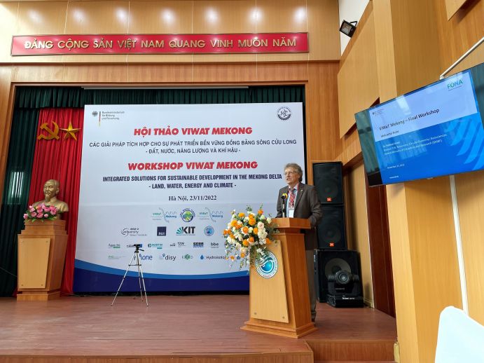 Dr. Helmut Löwe vom BMBF begüßt die Teilnehmenden des ViWaT-Mekong Workshops in der vietnamesischen Hauptstadt Hanoi