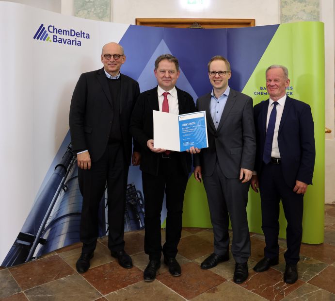 Übergabe des Förderbescheids über 39 Millionen Euro an das „Reallabor Burghausen ChemDelta Bavaria gGmbH“: (von links) Wacker-Werksleiter Dr. Peter von Zumbusch, Erster Bürgermeister Florian Schneider, Staatssekretär Dr. Jens Brandenburg und Reallabor-Geschäftsführer Anton Steinberger.