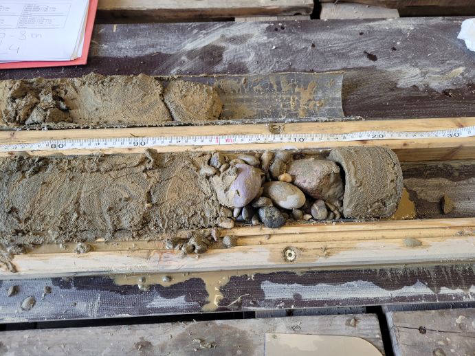  aufgeschnittener Sedimentkern mit Kiesschicht am unteren Ende