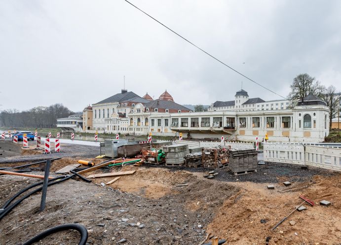 Durch extremen Starkregen und Hochwasser können Gebäude und wichtige Infrastrukturen, wie Straßen oder Bahngleise, betroffen sein. Welche unterschiedlichen Ansätze in Deutschland und in asiatischen Ländern beim Wiederaufbau verfolgt werden und wie die Wissenschaft einen resilienteren Aufbau unterstützen kann, diskutierten in Dortmund Forscherinnen und Forscher aus Deutschland und Asien.