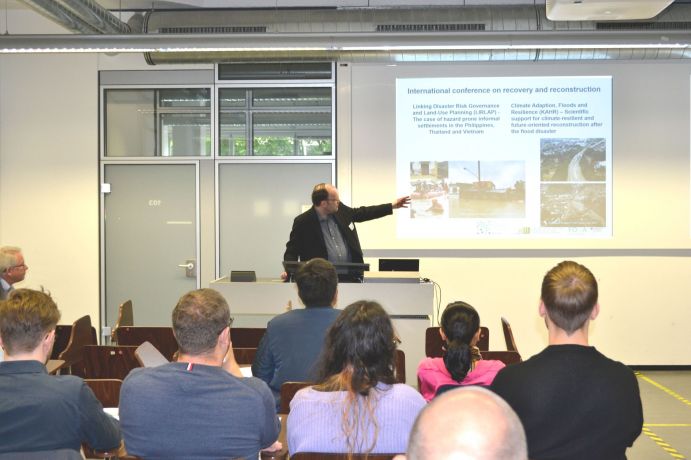 Prof. Dr. Stefan Greiving von der Fakultät Raumplanung der TU Dortmund (IRPUD) eröffnete die Konferenz.