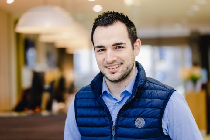 Philipp Rocker ist Medizinpädagoge und arbeitet an der Johanniter Akademie Nordrhein-Westfalen als Schulleiter der Rettungsdienstschule Münster. Dort ist die Johanniter-Unfall-Hilfe e. V. als Projektpartner bei ExTrass-V mit der Forschung eingebunden.