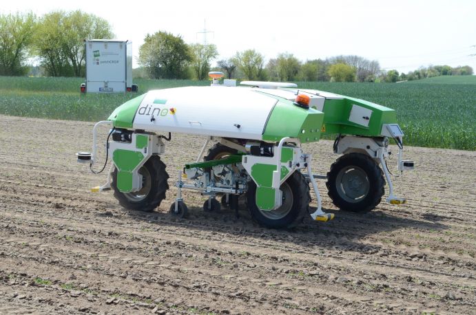 Ein Feldroboter arbeitet autonom Tag und Nacht.