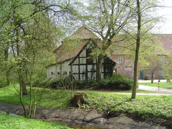 Die kleinen Gewässer „Blumenthaler Aue“ und die „Beckedorfer Beeke“ umfließen die Bremer „Burg Blomendal“.
