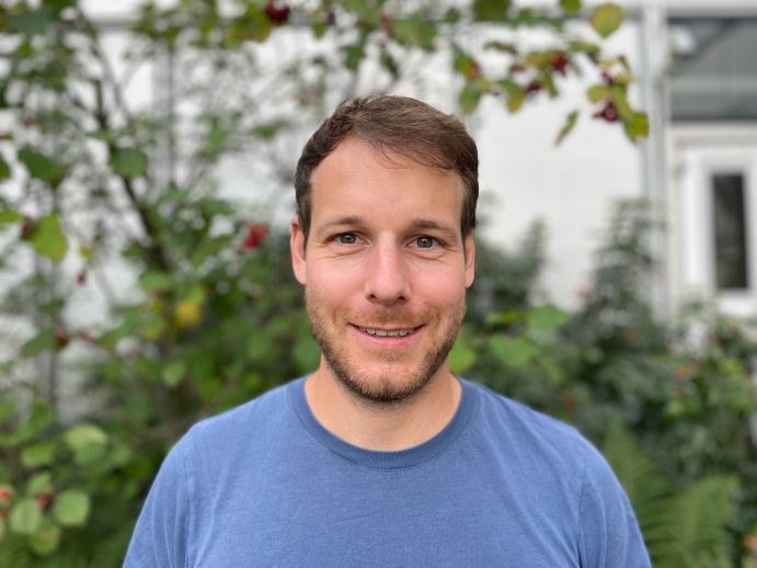 Prof. Dr. Jan Keller forscht gemeinsam mit seiner Kollegin Dr. Vivian Frick vom Institut für ökologische Wirtschaftsforschung (IÖW) im „AMBER“-Team aus der Fördermaßnahme „BMBF-Nachwuchsgruppen Globaler Wandel: Klima, Umwelt und Gesundheit“ zu den Rahmenbedingungen und Auswirkungen von aktiver Mobilität. Er arbeitet an der Freien Universität Berlin am Fachbereich Erziehungswissenschaft und Psychologie im Arbeitsbereich Gesundheitspsychologie und wurde im September 2023 mit einem Early Career Award der European Health Psychology Society ausgezeichnet. Er ist der Ansicht, dass die Schnittstelle zwischen Gesundheit, Klimaschutz und Nachhaltigkeit auch in der Psychologie immer wichtiger wird.