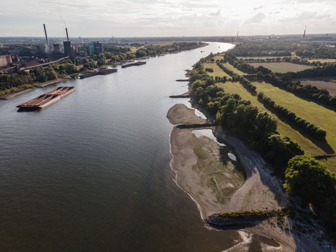 In Duisburg gibt es sowohl wertvolle Auen für den Naturschutz als auch einen wichtigen Umschlagplatz  für die Wirtschaft am Rhein und im Ruhrgebiet.