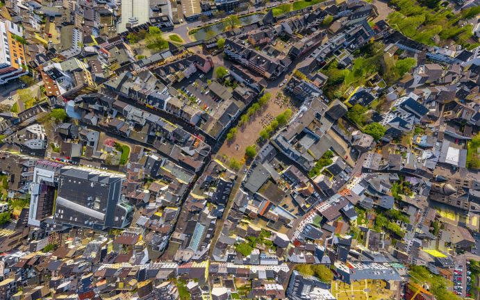 Gerade in dicht bebauten Städten stellt die Anpassung an das Klima eine große Herausforderung für die Stadtplanung dar. Viele Städte entwickeln derzeit sogenannte Urbane Digitale Zwillinge als virtuelle Abbilder einer realen Stadt. Der Vorteil: Mithilfe digitaler Zwillinge können auch komplexe Zusammenhänge in einer Stadt simuliert werden. Um den Aspekt der Klimaanpassung hierbei mit einzubeziehen, fördert das BMFTR eine entsprechende Softwareentwicklung.
