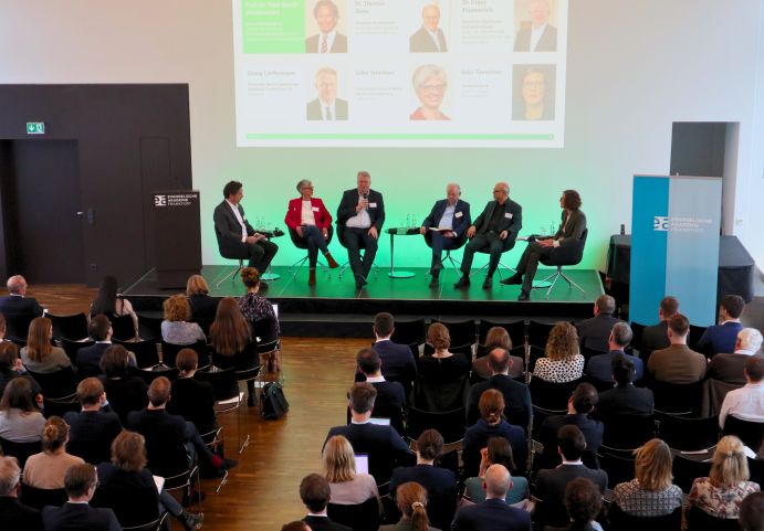 Rege Paneldiskussion unter Leitung von Prof. Dr. Timo Busch, Professor Universität Hamburg, auf dem „Dialogforum 2024“ in Frankfurt.