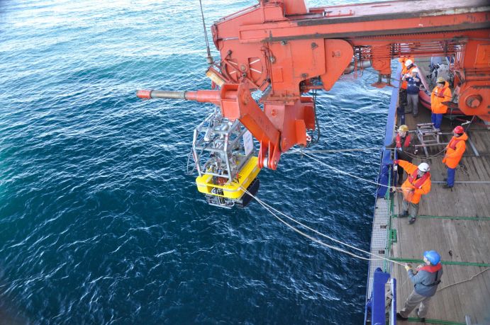 Der Tiefsee-Crawler AWI-Tramper wird für einen Test von Bord der Polarstern ausgesetzt. Das Gerät misst ein Jahr lang autonom am Meeresgrund den Sauerstoffgehalt im Sediment.