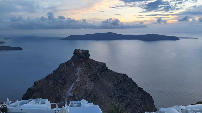 Die Inselgruppe Santorini in der griechischen Ägäis ist nicht nur ein beliebtes Reiseziel, sondern auch ein Schlüsselgebiet für die Vulkanforschung. Zuletzt kam es in der Nähe der Insel zu einer Erdbebenserie.