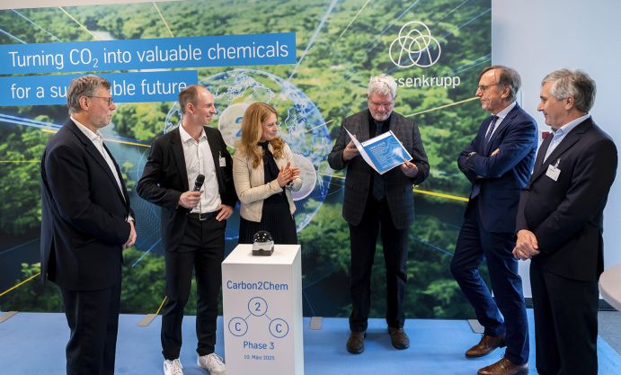 Prof. Dr.-Ing. Görge Deerberg, Carbon2Chem Projektkoordinator und Direktor für Trans-fer bei Fraunhofer UMSICHT, Matthias Kammel, Geschäftsführung thyssenkrupp Car-bon2Chem, Carolin Nadilo, CFO thyssenkrupp Decarbon Technologies, Prof. Dr. Robert Schlögl, Koordination Carbon2Chem, Dr. Karl Eugen Huthmacher, Staatssekretär im BMBF, Dr. Markus Oles, Koordinator Carbon2Chem Industrie