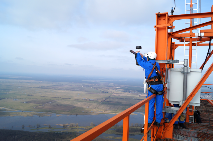 Meteorologische Daten werden ganz unterschiedlich gesammelt – über Messstationen an Land bis hin zu Satelliten. An den Messstationen werden Luftproben genommen, um anschließend die Treibhausgaskonzentrationen auswerten zu können werden.