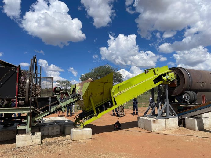 ‘Bush to Value": The new plant of the BMBF „ButoVal“-project helps to remove the bushes sustainably and efficiently and then process them into recycable bush mass, such as wood pellets etc.