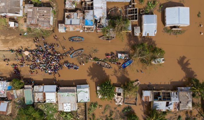 Die Auswirkungen des Klimawandels sind in Westafrika immer drastischer spürbar: Die Zahl und Intensität von Starkregenereignissen nimmt deutlich zu, was häufiger zu schweren Überschwemmungen führt.