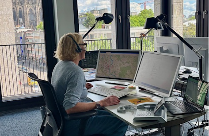 Das Angebot des Hitzetelefons der Stadt Köln wird vor allem von Seniorinnen und Senioren seit 2024 sehr gut angenommen. Davor hatte das vom Bundesforschungsministerium geförderte Projekt iResilience ein Hitzetelefon für Köln-Deutz initiiert.