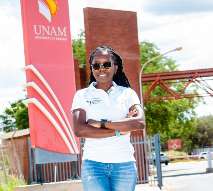 Mona Uunno am Hauptcampus der Universität von Namiba (UNAM).