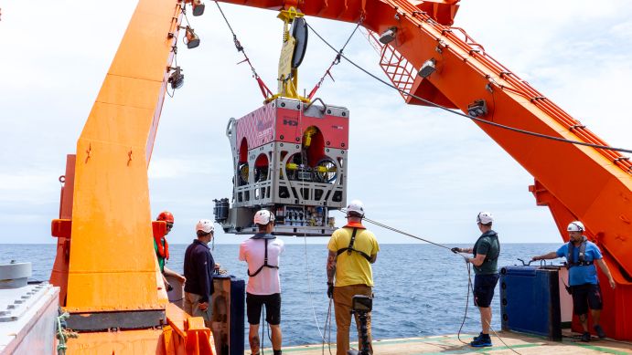 Der neue Tauchroboter MARUM-QUEST 5000 wird zu seinem ersten Tauchgang ins Wasser des Nordatlantik gelassen.

