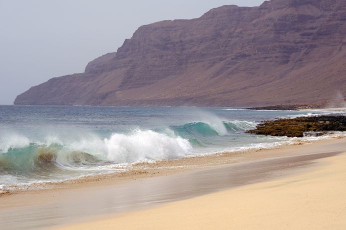 Das Kapverdische Archipel liegt mitten im offenen Atlantik. Rund um die Inseln schaffen verschiedene physikalische Prozesse lokal sehr unterschiedliche Lebensräume.