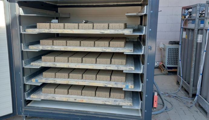 Das Projekt K4 erforscht wie CO2-Emissionen direkt bei der Zementherstellung reduziert werden können und wie CO2 in Pflastersteinen gespeichert werden kann.