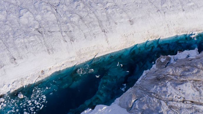 Ein tiefer Schmelzwassersee hat sich auf dem Gletscher gebildet.