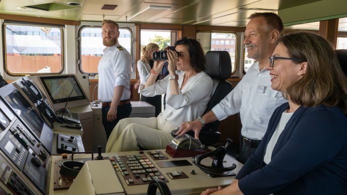 Bundesforschungsministerin Dorothee Bär (links) auf der Brücke des Forschungsschiffs ALKOR mit Kapitän Marc Petrikowski (Mitte) und GEOMAR-Direktorin Prof. Dr. Katja Matthes (rechts).