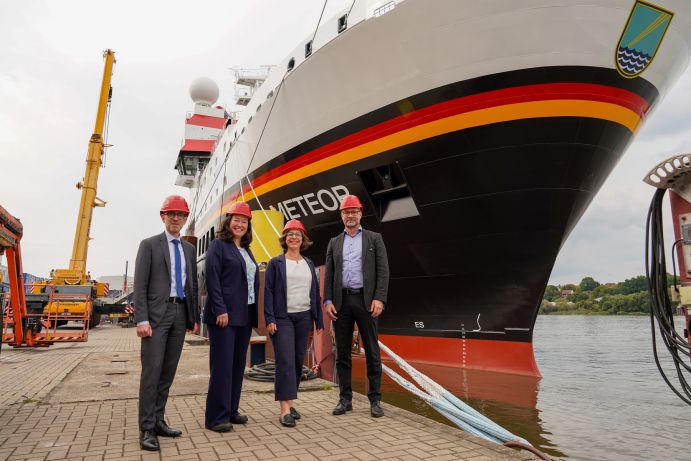 Gruppenbild auf der Fassmer-Werft in Berne: Stefan Müller (Leiter der Abteilung 7 im BMFTR), Eleanor Frajka-Williams (Leitstelle Deutsche Forschungsschiffe), Katja Matthes (GEOMAR) und Wilke Briese (Reederei Briese) (v.l.).