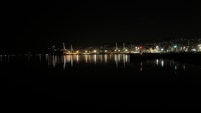 Im Projekt ALANIS werden die Folgen einer zunehmenden Lichtverschmutzung im Meer - hier nahe einer Küstenstadt - wissenschaftlich untersucht. 