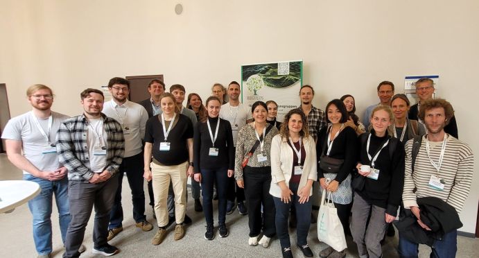 Wissenschaftler:innen von REGULUS: 

v.l.n.r: Simon Grieger, Ricardo Göhler, Tobias Nitschke, Gerd Lupp, Birgitta Putzenlechner, Phillip Koal, Lea Ostrowski, Dorothea Peter, Christiane Trost, Tim Kunkowski, Mika Hayashi, Sophie Feiertag, Anna Eisen, Clemens Detsch, Mandy Cummings, Ellen Schäffel, Clara Adolph, Prof. Andreas Rothe, Anja Bindewald, Andy Selter, Ferréol Berendt