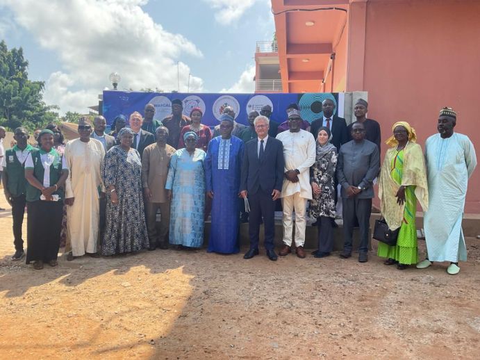 Vizepräsident Mohammed B. S. Jallow (mitte) und die Teilnehmer der Einweihung