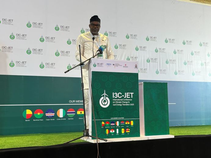 I3C-JET-Konferenz als Meilenstein für WASCAL – In seiner Ansprache an die Teilnehmenden während der Eröffnungszeremonie betonte Prof. Emmanuel Ramdé, Exekutivdirektor des westafrikanischen Klimakompetenzzentrums WASCAL, die Mission der Organisation, die Widerstandsfähigkeit Westafrikas gegenüber dem Klimawandel durch Kapazitätsaufbau, Forschung und Klimadienstleistungen zu stärken.