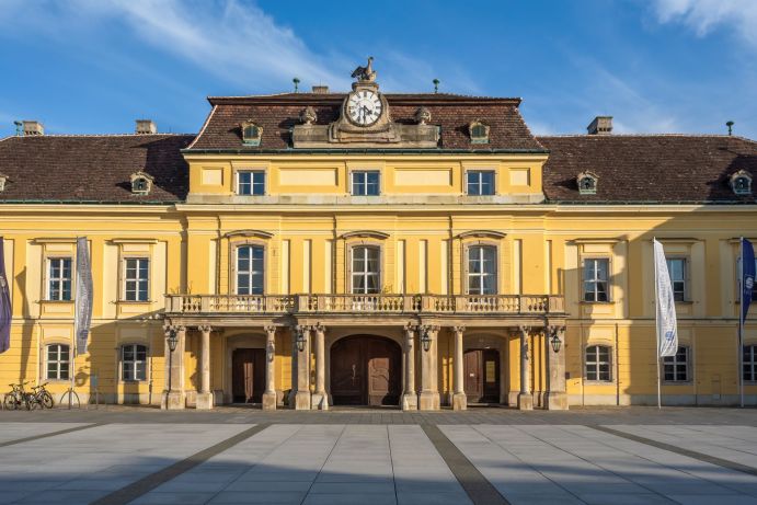 Das Büro des IIASA liegt im Schloss Laxenburg bei Wien in Österreich.