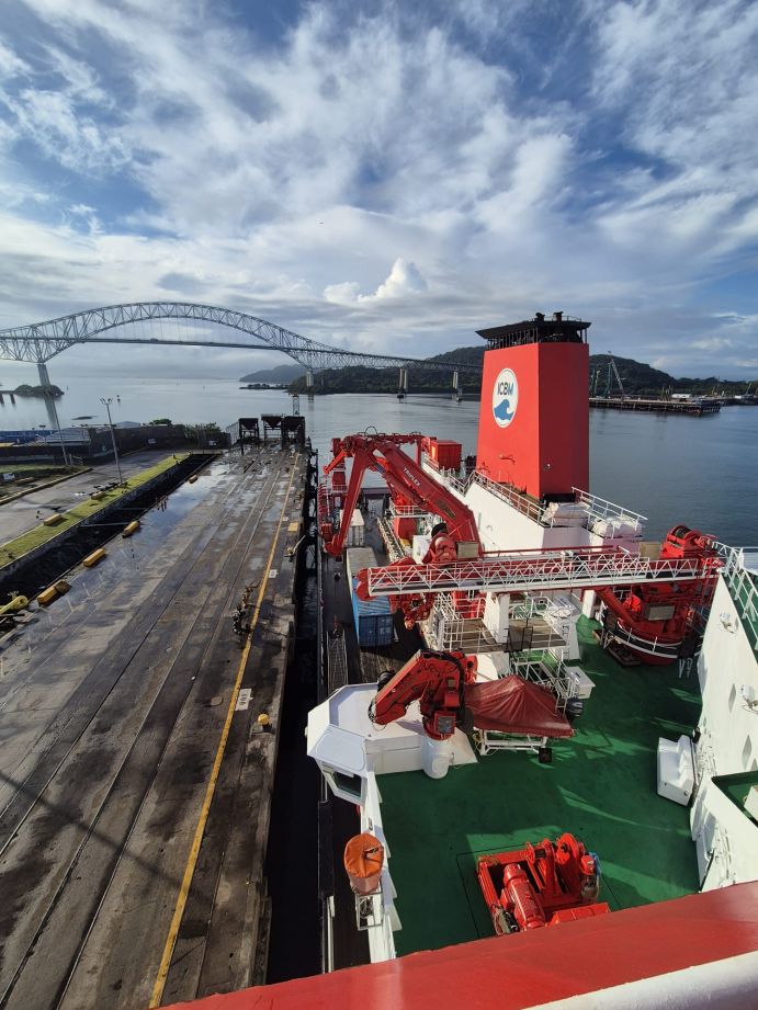 Blick vom Forschungsschiff SONNE auf die Brücke Puentas de las Américas, die den Panama-Kanal überspannt.