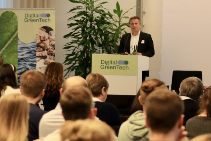 Dr. Rainer Müssner begrüßt die Teilnehmenden der Digital GreenTech-Konferenz 2025