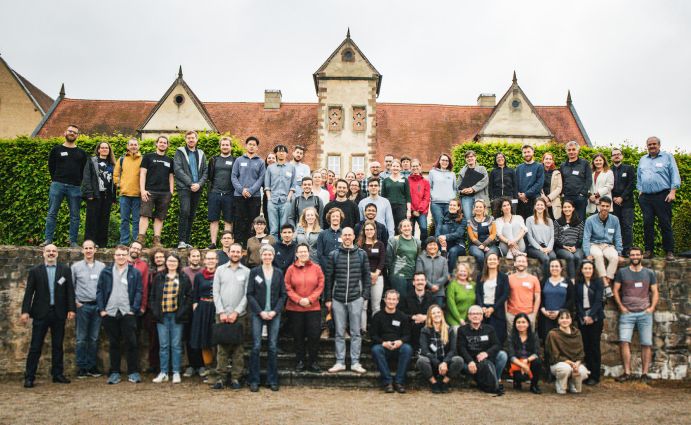 Über 100 Wissenschaftlerinnen und Wissenschaftler erforschten in insgesamt zehn CDRterra-Projekten neue Ansätze zur landbasierten CO₂-Entnahme aus der Atmosphäre und entwickelten bestehende Methoden weiter. Das Programm zeichnete sich durch eine interdisziplinäre Zusammenarbeit von Forschenden aus – darunter Wissenschaftler und Wissenschaftlerinnen der Ingenieur-, Wirtschafts-, Politik- und Sozialwissenschaften.