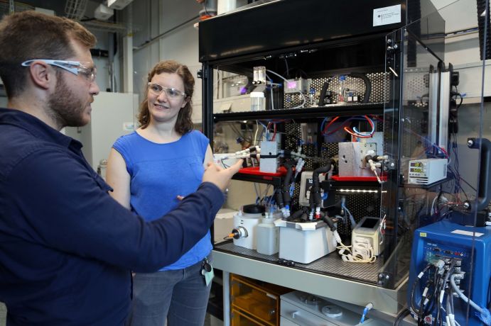 Tim Kiefer (Hahn-Schickard) und Dr. Susanne Koch (Universität Freiburg) nutzen bei der stetigen Weiterentwicklung der Hahn-Schickard-Teststände auch Erkenntnisse aus der langjährigen Erfahrung der Universität.