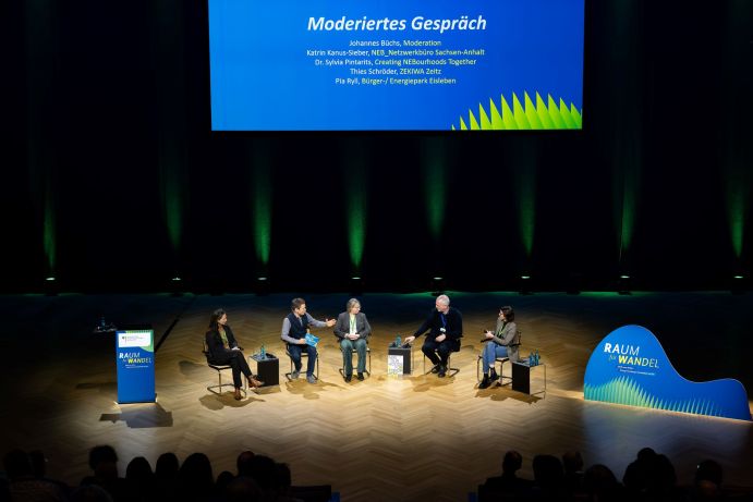 Bühne des BMFTR-Symposiums "Raum für Wandel - Städte neu denken" in der Bundeskunsthalle in Bonn