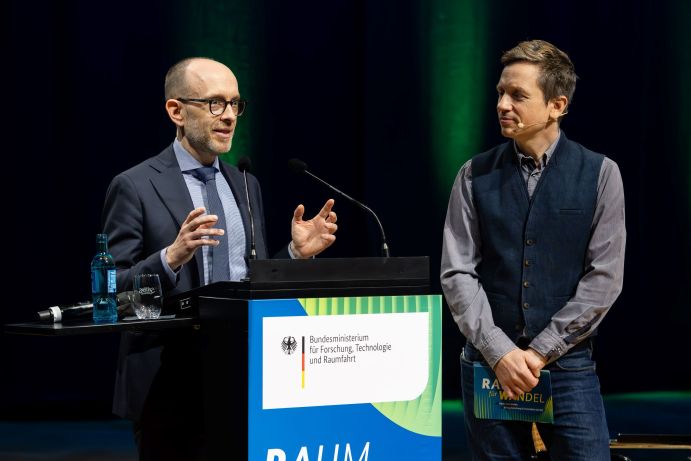 BMFTR Abteilungsleiter Stefan Müller mit Moderator Johannes Büchs