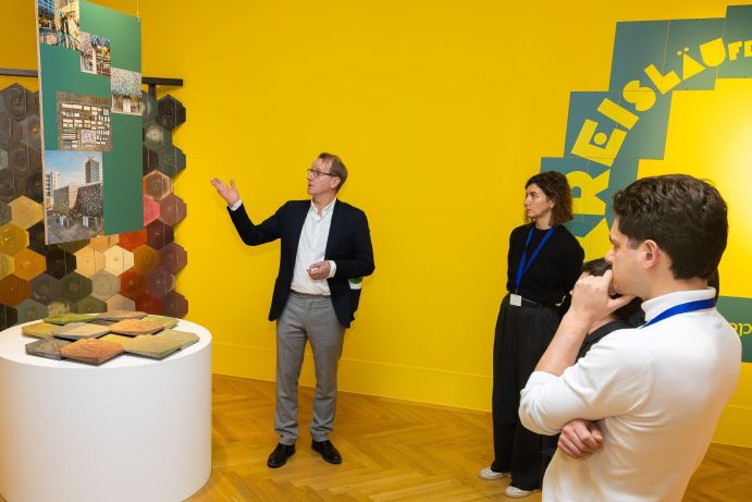 Dr. Sven Sappelt, Programmkurator der Bundeskunsthalle Bonn, zeigt in der Themenführung ausgewählte Exponate.