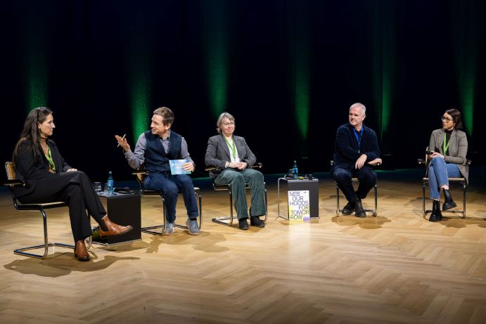 Auf der Bühne (v.l.): Katrin Kanus-Sieber, NEB_NETZWERKBÜRO Sachsen-Anhalt und Moderator Johannes Büchs mit Dr. Sylvia Pintarits, Landeshauptstadt	München und Thies Schröder, Forum Rathenau e.V. sowie Pia Ryll, Lutherstadt	Eisleben