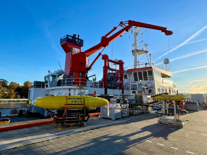 Vor dem Start der Expedition werden Forschungsgeräte auf das Forschungsschiff ALKOR  geladen - darunter die autonomen Unterwasserroboter AUV Abyss und das AUV Luise.