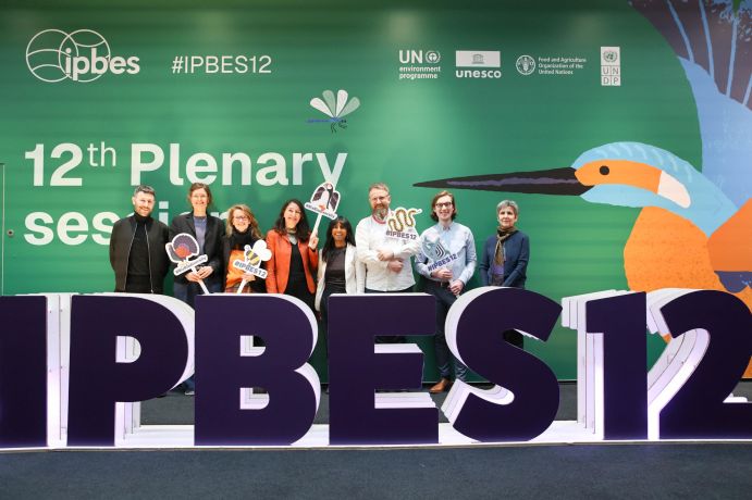 Deutsche Delegation auf der 12. Sitzung der IPBES-Vollversammlung in Manchester, Großbritannien.
Von links nach rechts: Marco Grimm, Julia Kloos (beide Deutsche IPBES-Koordinierungsstelle), Natascha Lewandowski, Verena Klinger-Dering, Warthane Puvanarajah (alle Bundesministerium für Umwelt, Klimaschutz, Naturschutz und nukleare Sicherheit), Lennart Kümper-Schlake, Edgar Schütte, (beide Bundesamt für Naturschutz) und Mariam Akhtar-Schuster (Deutsche IPBES-Koordinierungsstelle).