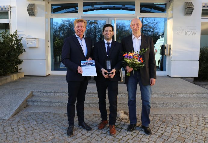 Preisverleihung am IOW (von links nach rechts):  Kapitän Klaus Küper, Briese Research Forschungsschifffahrt;  Preisträger Dr. Iason Gazis und Prof. Dr. Helge Arz, stellvertretender IOW-Direktor