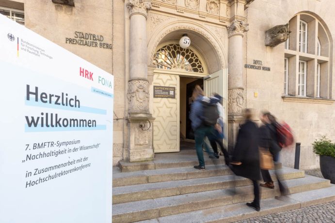 Eingang BMFTR-Symposium "Nachhaltigkeit in der Wissenschaft" 2026 im Stadtbad Oderbergerstraße / GLS-Campus