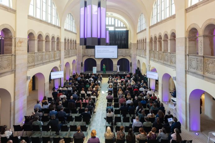 Plenum BMFTR-Symposium #SustainabilityInScience2026 im Stadtbad Oderberger Straße in Berlin