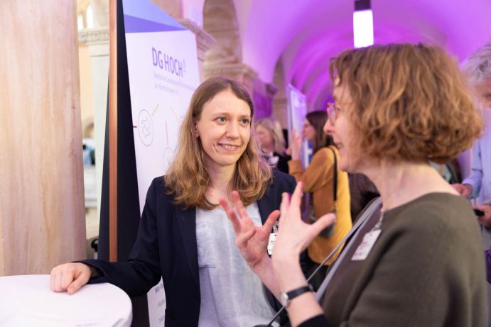 Zeit zum Austausch - Teilnehmende des BMFTR-Symposiums in der Projekt- und Ideengalerie